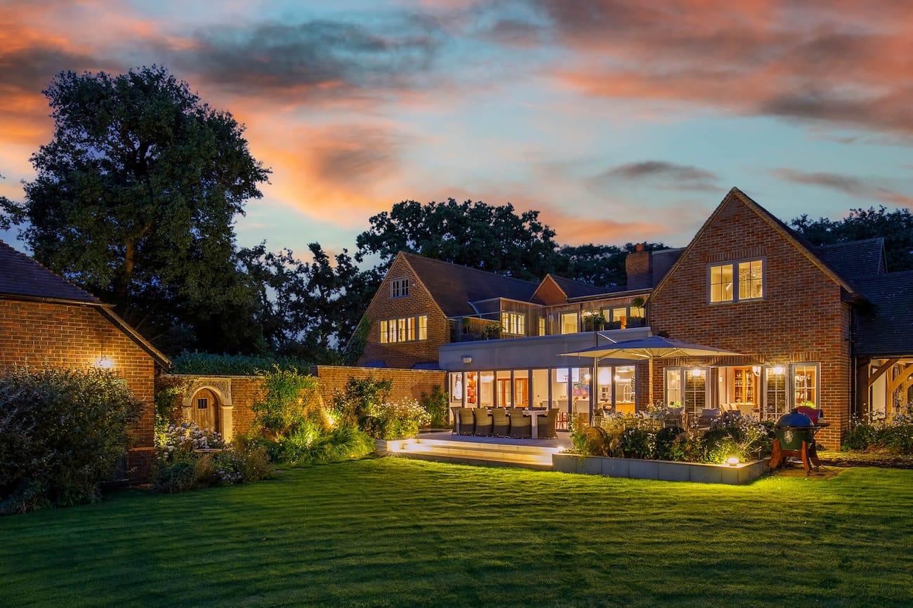 Hướng dẫn cơ bản về thiết kế chiếu sáng sân vườn. 1 pyrford green house garden view tzoiw