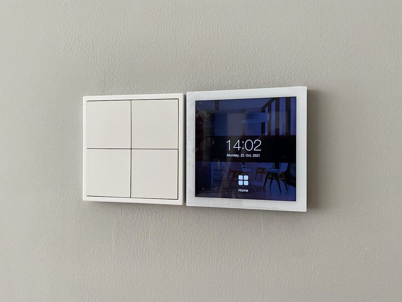 KNX là gì? Tại sao đây là tiêu chuẩn vàng cho nhà thông minh chuyên nghiệp 1 Bảng điều khiển thông minh HDL